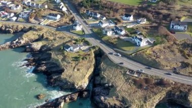 Portnablagh, Co. Donegal, İrlanda 'nın güneşli kayalık kıyılarının hava görüntüleri.