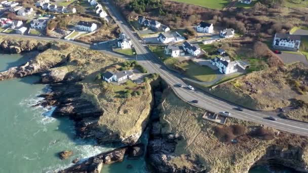 Letecký snímek slunečného skalnatého pobřeží Portnablagh, Co. Donegal, Irsko — Stock video