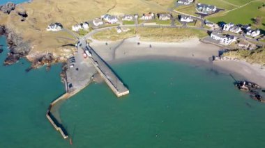 Portnablagh, Co. Donegal, İrlanda 'daki iskelenin havadan görüntüsü.