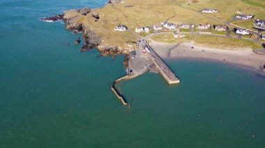 Portnablagh, Co. Donegal, İrlanda 'daki iskelenin havadan görüntüsü.