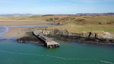 Donegal İlçesindeki Ballyness İskelesi 'nin havadan görünüşü - İrlanda