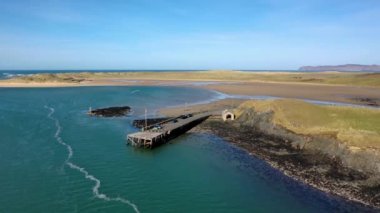 Donegal İlçesindeki Ballyness İskelesi 'nin havadan görünüşü - İrlanda