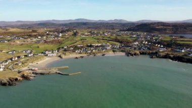 Portnablagh, Co. Donegal, İrlanda 'daki iskelenin havadan görüntüsü.
