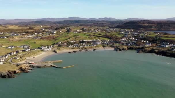 Luchtfoto van de pier bij Portnablagh, Co. Donegal, Ierland — Stockvideo