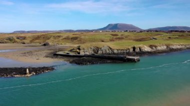 Donegal İlçesindeki Ballyness İskelesi 'nin havadan görünüşü - İrlanda