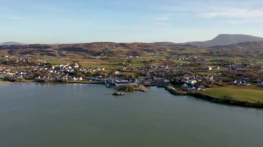 Donegal Bölgesi 'ndeki Dunfanaghy' nin havadan görünüşü - İrlanda