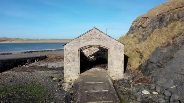 Ballyness Bay, County Donegal, Ierland - 20 maart 2022: Het boothuis brokkelt af — Stockvideo