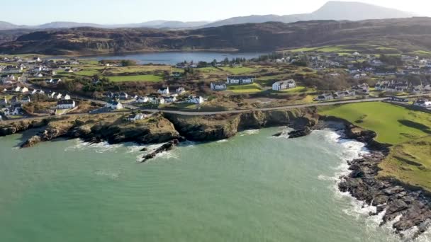 アイルランドのPortnablah, Co. Donegal, IrelandにおけるN56の航空写真 — ストック動画