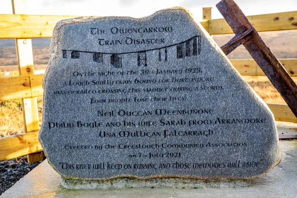 CREESLOUGH, CONDADO DE DONEGAL - IRLANDA: 24 DE NOVIEMBRE DE 2021: Se han erigido piedras para recordar el desastre ferroviario de Owencarrow — Foto de Stock