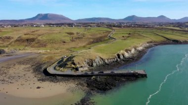 Donegal İlçesindeki Ballyness İskelesi 'nin havadan görünüşü - İrlanda