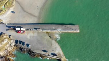 Portnablagh, Co. Donegal, İrlanda 'daki iskelenin havadan görüntüsü.