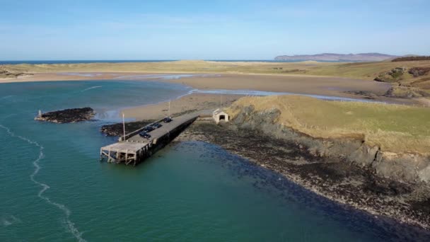 Ballyness Bay, County Donegal, Ierland - 20 maart 2022: Het boothuis brokkelt af — Stockvideo