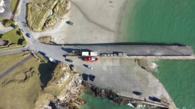 Portnablagh, Co. Donegal, İrlanda 'daki iskelenin havadan görüntüsü.