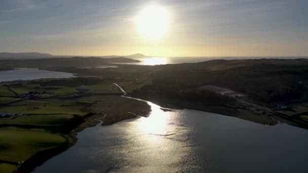 Вид с воздуха на Дунфанаги в графстве Донегал - Ирландия — стоковое видео