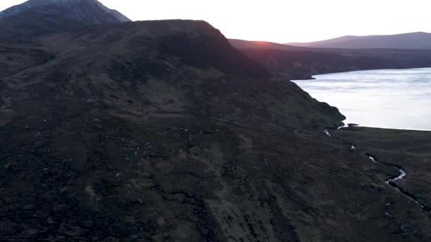 İrlanda 'nın Donegal ilçesindeki Lough Altan' ın hava manzarası — Stok video