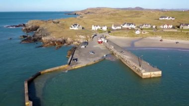 Portnablagh, Co. Donegal, İrlanda 'daki iskelenin havadan görüntüsü.