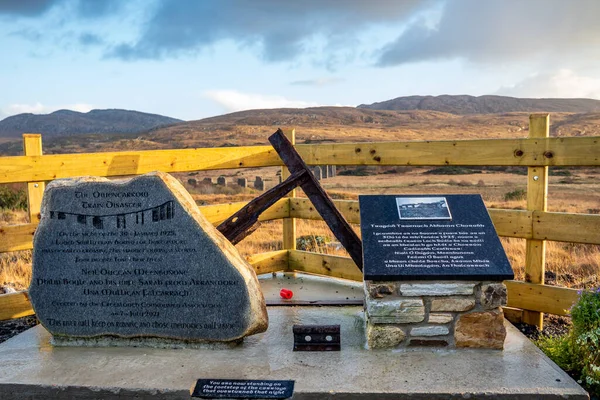 CREESLOUGH, COUNTY DONEGAL - IRLAND: 24. NOVEMBER 2021: Die Steine wurden aufgestellt, um die Katastrophe der Owencarrow-Bahn zu beseitigen — Stockfoto