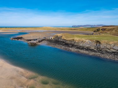Donegal İlçesindeki Ballyness İskelesi 'nin havadan görünüşü - İrlanda