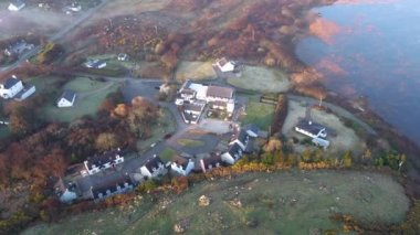 Portnoo, İrlanda - 29 Mart 2022: Ünlü göl evi satıldı ve bir daha otel olarak açılmayacak