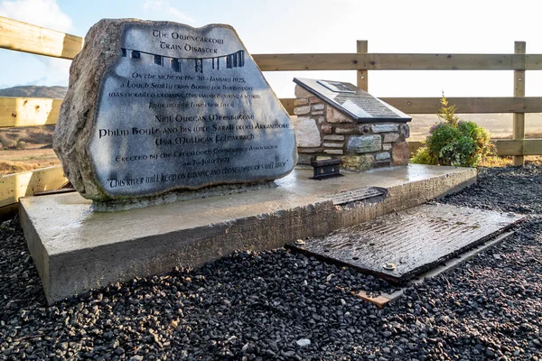 CREESLOUGH, CONDADO DE DONEGAL - IRLANDA: 24 DE NOVIEMBRE DE 2021: Se han erigido piedras para recordar el desastre ferroviario de Owencarrow — Foto de Stock