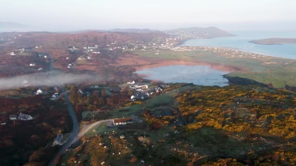 Portnoo, Irland - 29. März 2022: Das berühmte Seehaus wurde verkauft und wird nicht wieder als Hotel eröffnet — Stockvideo