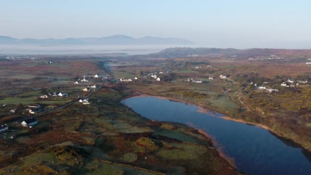 Vista aérea de Lough fad no nevoeiro da manhã, Condado de Donegal, República da Irlanda — Vídeo de Stock