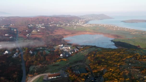 Portnoo, Irlanda - 29 de março de 2022: A famosa casa do lago foi vendida e não será reaberta como um hotel novamente — Vídeo de Stock