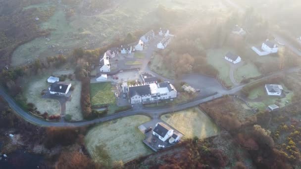 Portnoo, Irlanda - 29 de março de 2022: A famosa casa do lago foi vendida e não será reaberta como um hotel novamente — Vídeo de Stock