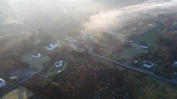Veduta aerea della strada tra Narin e Clooney nella nebbia mattutina, Contea di Donegal, Repubblica d'Irlanda — Video Stock