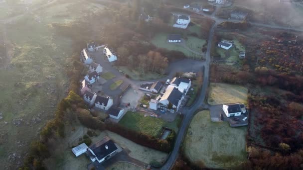 Portnoo, Irlandia - 29 marca 2022: Słynny dom nad jeziorem został sprzedany i nie zostanie ponownie otwarty jako hotel — Wideo stockowe