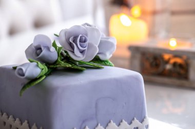 Mavi güllerle süslenmiş güzel meyveli pasta.