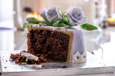 Mavi güllerle süslenmiş güzel meyveli pasta.