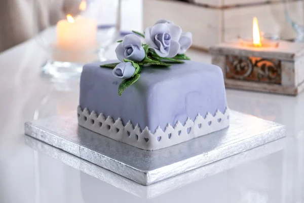 Όμορφο διακοσμημένο κέικ φρούτων με μπλε τριαντάφυλλα — Φωτογραφία Αρχείου