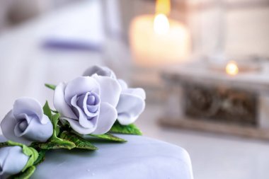 Mavi güllerle süslenmiş güzel meyveli pasta.