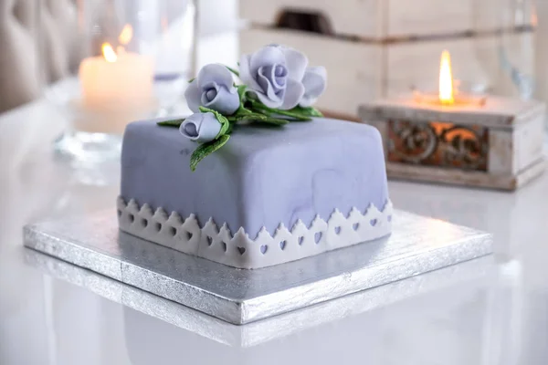 Hermoso pastel de frutas decorado con rosas azules —  Fotos de Stock