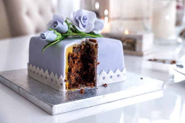 Prachtig versierde fruitcake met blauwe rozen — Stockfoto