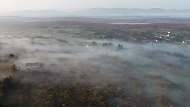 Légi felvétel Lough Fad a reggeli köd, County Donegal, Írország — Stock videók