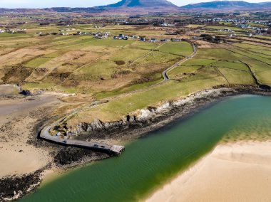 Donegal İlçesindeki Ballyness İskelesi 'nin havadan görünüşü - İrlanda