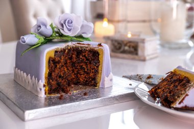 Mavi güllerle süslenmiş güzel meyveli pasta.