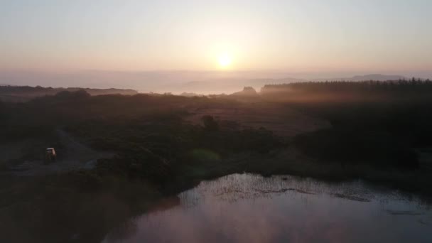 Hermosa salida del sol sobre la turba en el Condado de Donegal con niebla - Irlanda — Vídeo de stock