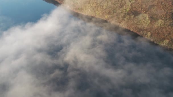 Vista aérea de la moda de Lough en la niebla de la mañana, Condado de Donegal, República de Irlanda — Vídeo de stock