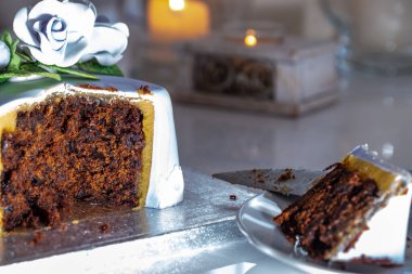 Mavi güllerle süslenmiş güzel meyveli pasta.