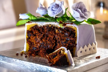 Mavi güllerle süslenmiş güzel meyveli pasta.