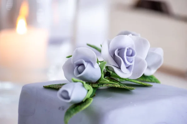 Hermoso pastel de frutas decorado con rosas azules —  Fotos de Stock