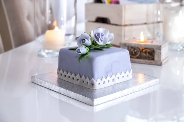 Bolo de frutas bonito decorado com rosas azuis — Fotografia de Stock