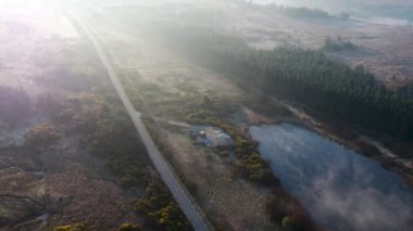 Sabah sisinde Narin ve Clooney arasındaki hava manzaralı yol, Donegal İlçesi, İrlanda Cumhuriyeti