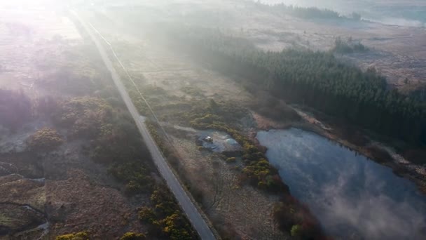 Luchtfoto van de weg tussen Narin en Clooney in de ochtendmist, County Donegal, Republiek Ierland — Stockvideo