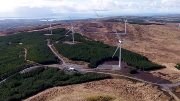 Vista aérea del parque eólico Cloghervaddy entre Frosses y Glenties en el Condado de Donegal — Vídeos de Stock