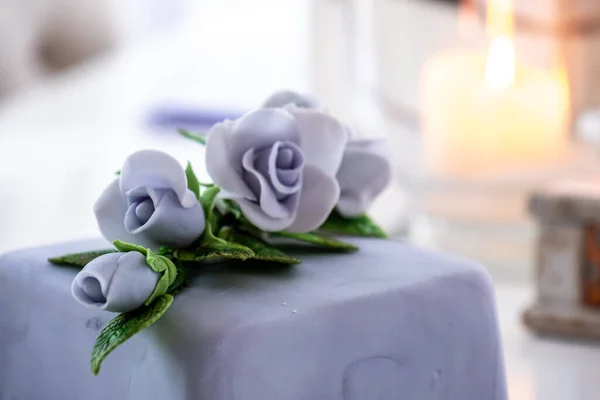 Bolo de frutas bonito decorado com rosas azuis — Fotografia de Stock