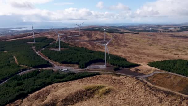 Flygfoto över Cloghervaddy vindkraftpark mellan Frosses och Glenties i grevskapet Donegal — Stockvideo